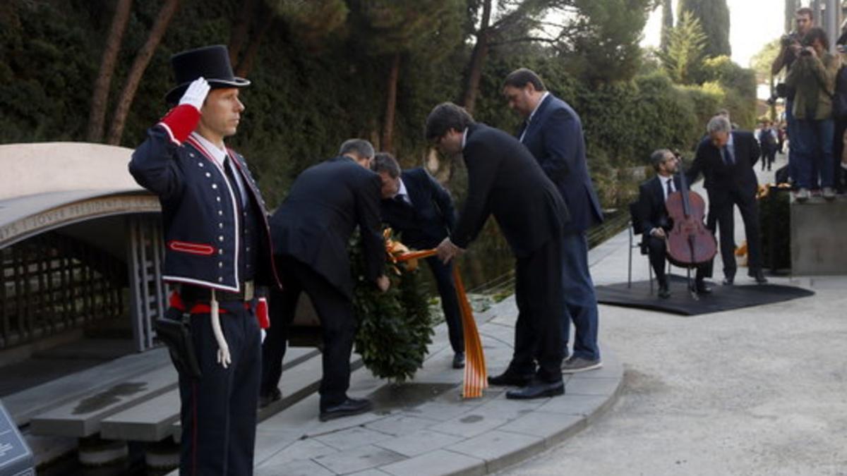 Ofrenda floral del Govern, Carles Puigdemont y Oriol Junqueras, a Lluís Companys en Montjuïc.