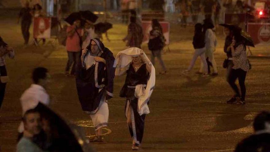 Truenos y relampagos se unen al apagado del Fuego Sagrado