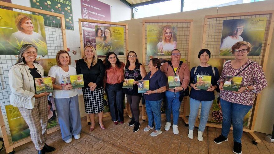 Algunas de las protagonistas del calendario de 2025 con la alcaldesa, Mari Brito (cuarta, desde la izquierda).