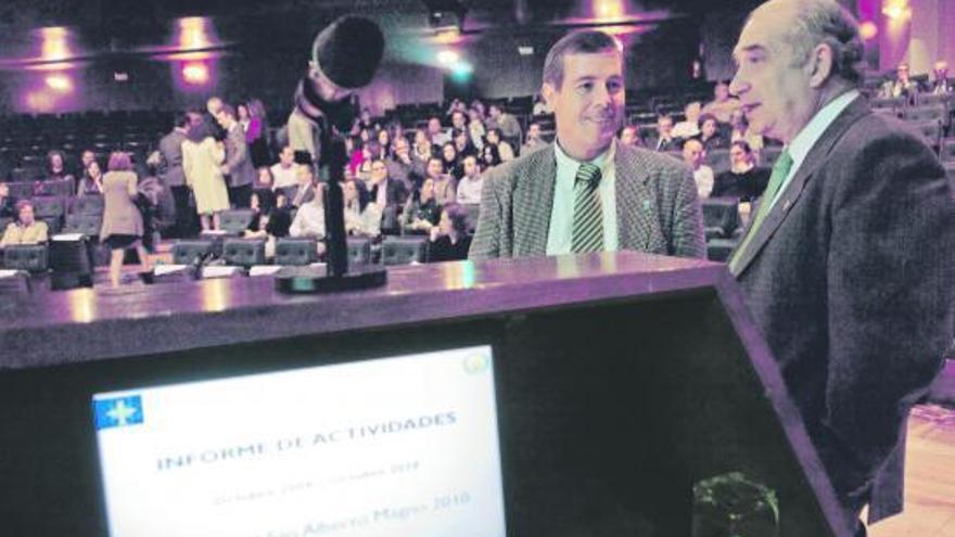 Herminio Sastre y Vicente Gotor, a la derecha, conversan en la sala de cámara del Auditorio.