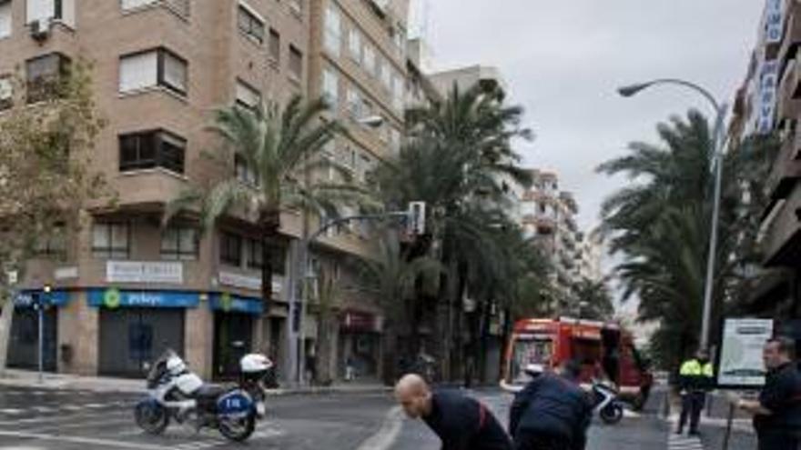 Un vertido de aceite obliga a cortar ocho horas la avenida Benito Pérez Galdós