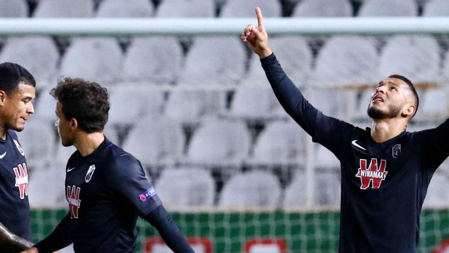 Luis Suárez celebra su gol al Omonia.