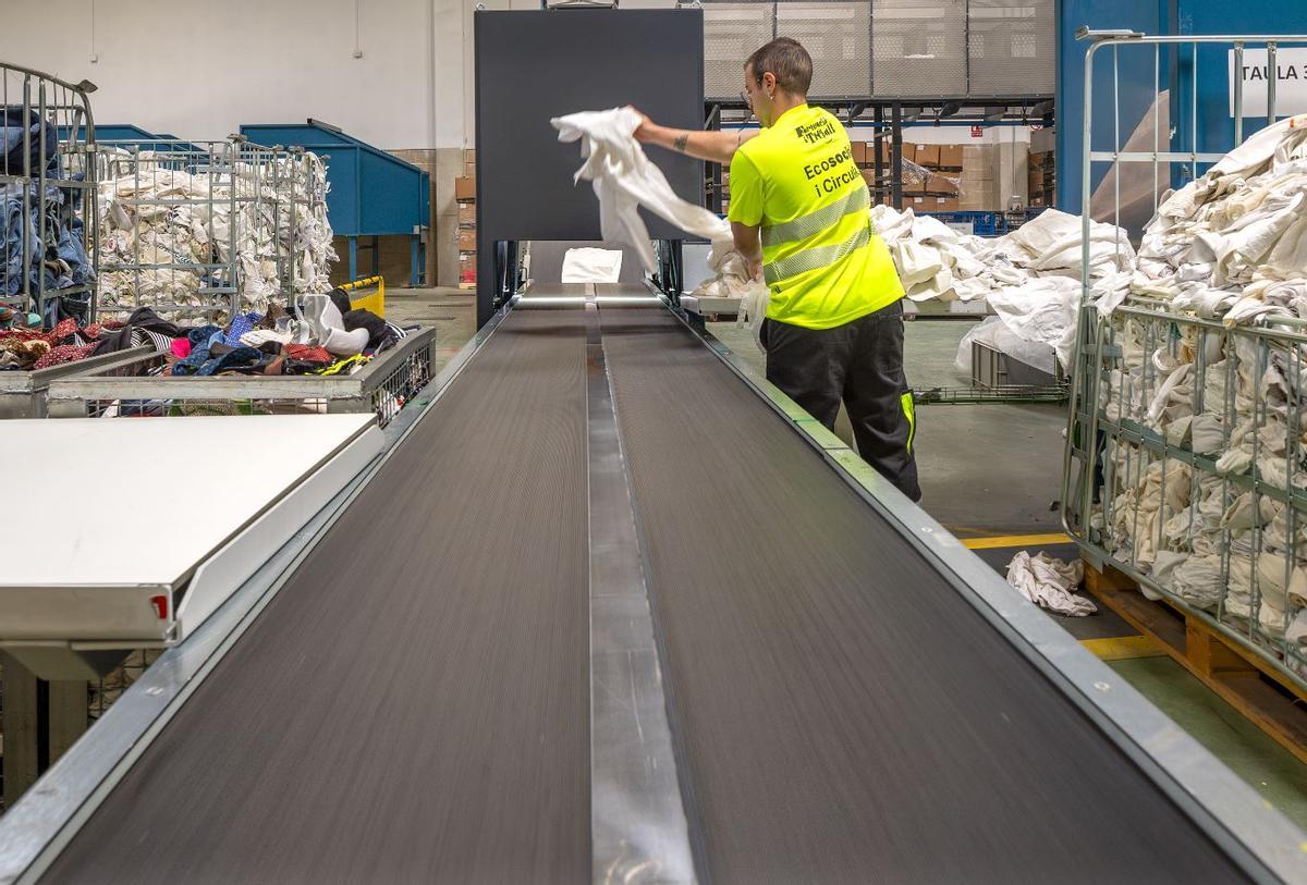 La máquina que utiliza inteligencia artificial para analizar las prendas y distribuirlas en la planta de Formació i Treball