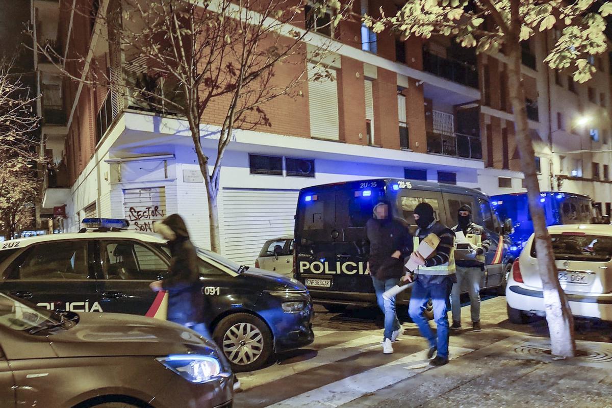 Policia i Guàrdia Civil detenen un home i s'enduen documentació a Santa Eugènia