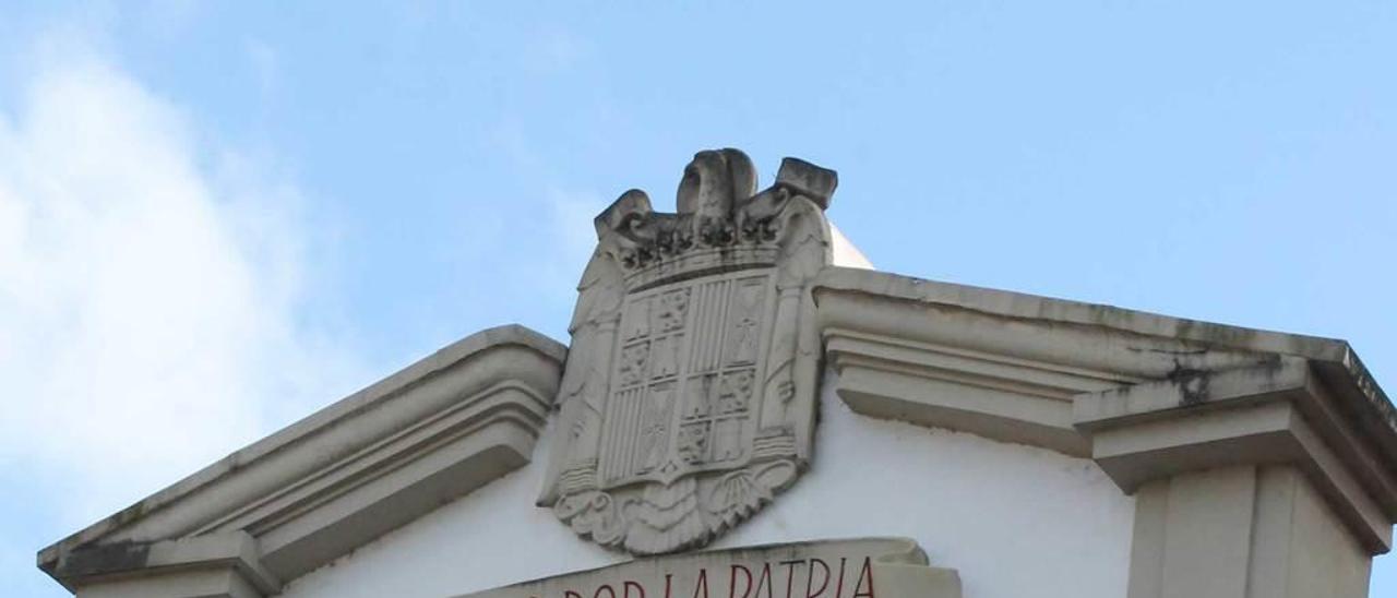 Aspecto que presentaba ayer el escudo del cuartel.