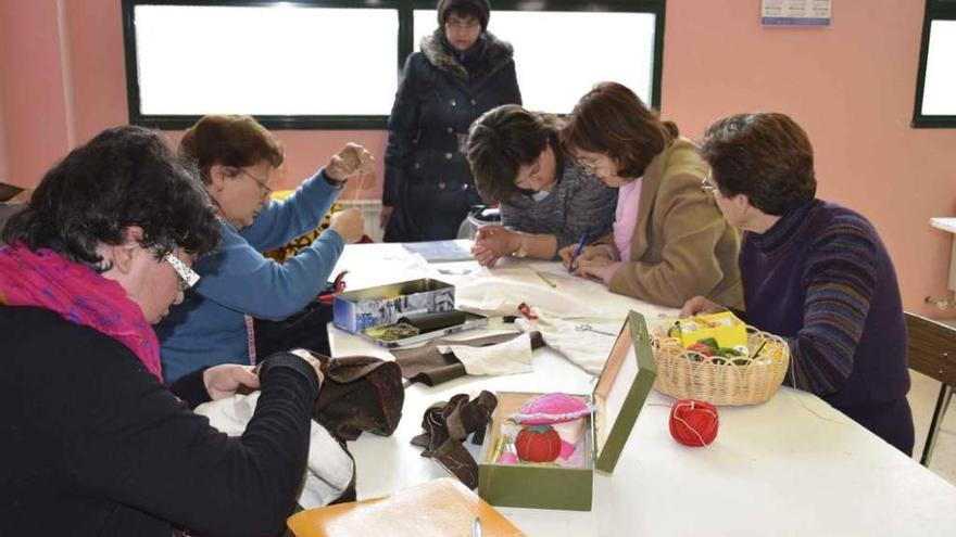 Vecinas de Aliste confeccionan las indumentarias.