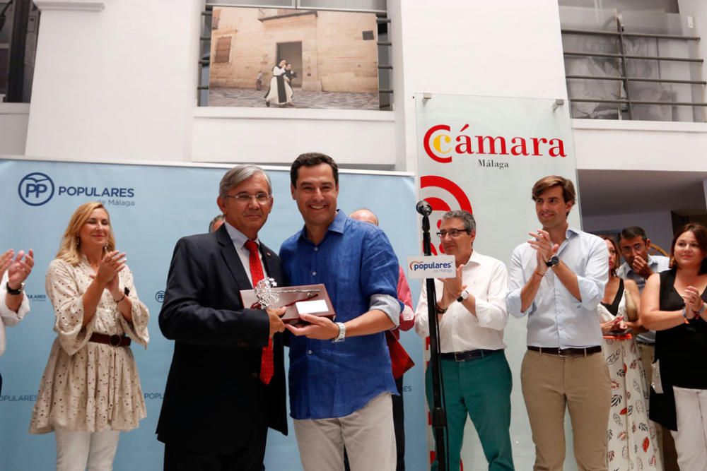 Juanma Moreno y Pablo Montesinos han acudido a la entrega del premio 'Populares del Año' a Cruz Roja, en la Cámara de Comercio de Málaga.