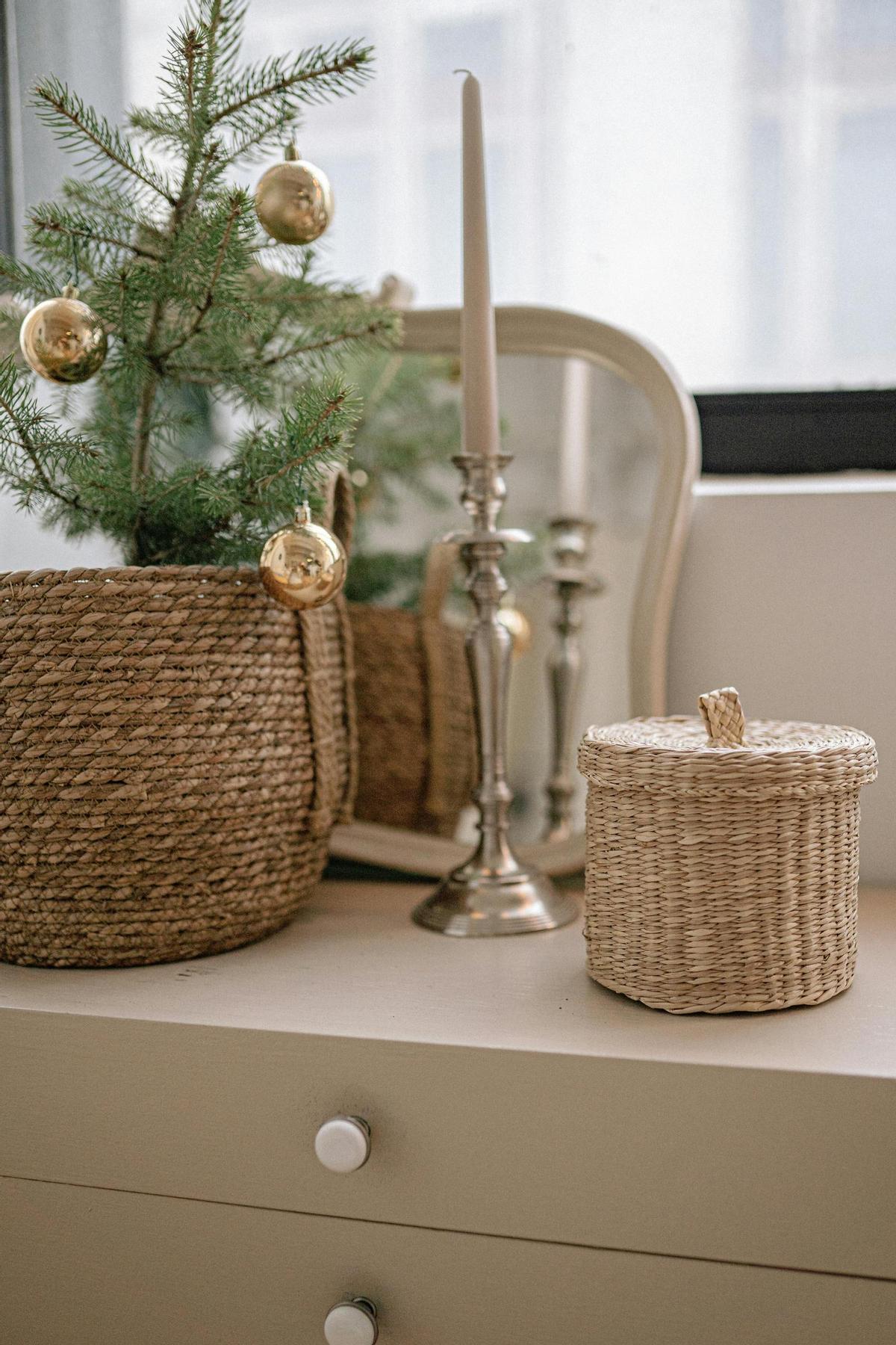 Los cestos de mimbre con ramas de abeto serán el mejor aliado para tu decoración.