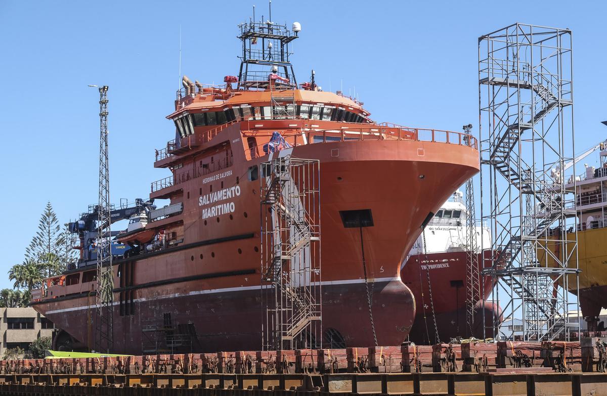 El 'Heroínas de Sálvora', a flote en el astillero