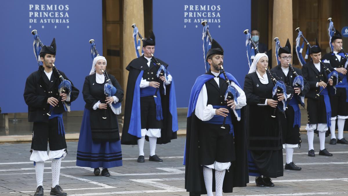 Archivo - Una banda de gaiteros tocan durante la llegada de los invitados al acto de entrega de los Premios Princesa de Asturias 2020, en el Hotel de la Reconquista, Oviedo.