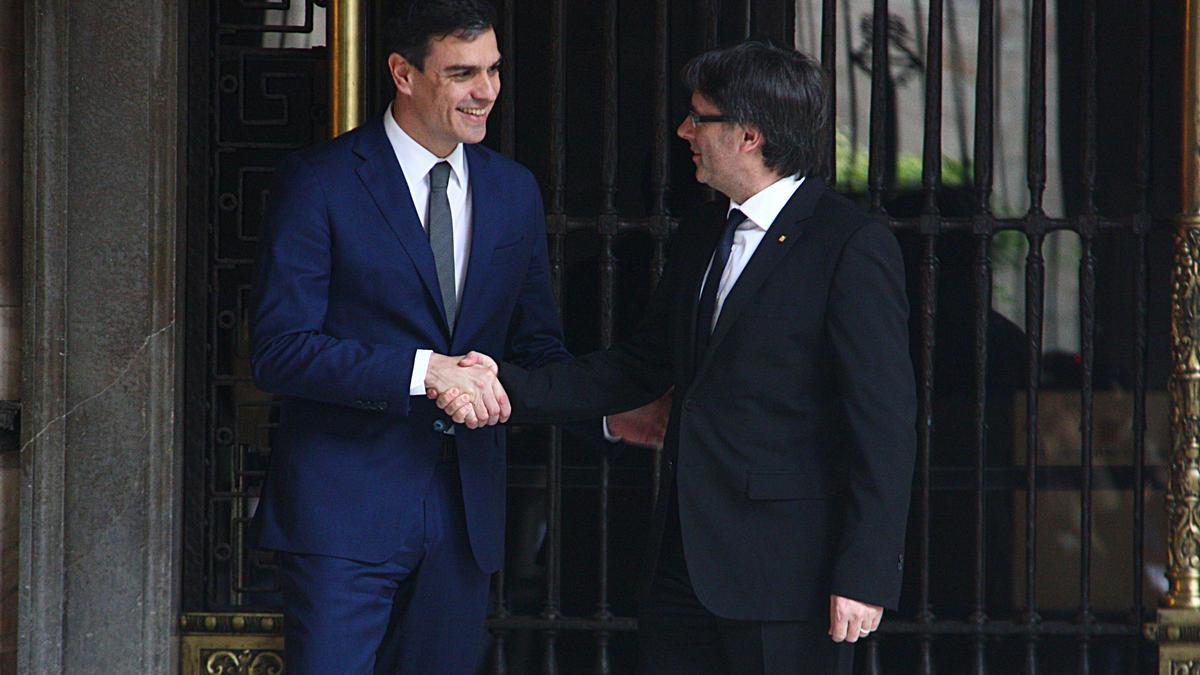 El president de la Generalitat, Carles Puigdemont, saluda el secretari general del PSOE, Pedro Sánchez