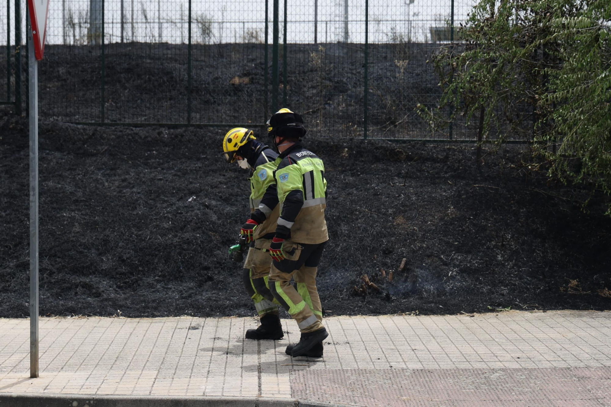 Incendio de pastos en unas pistas de fútbol de La Mejostilla