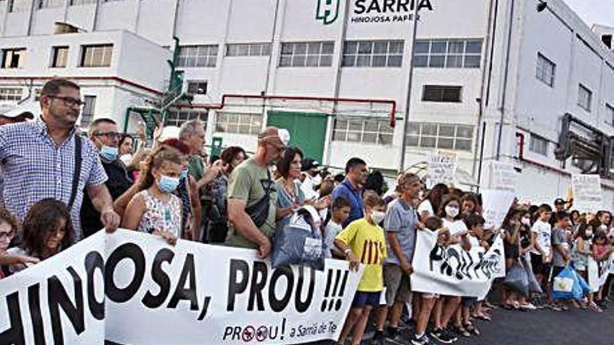 Manifestació, a l&#039;estiu, contra les males olors i els sorolls que genera la fàbrica Hinojosa de Sarrià de Ter.