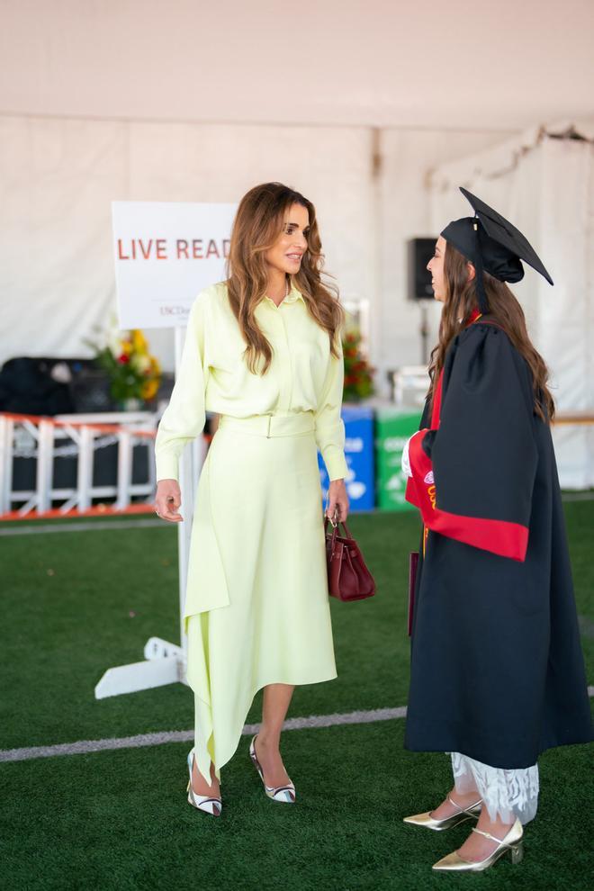 El look de Rania de Jordania para asistir a la graduación de su hija Salma en Estados Unidos