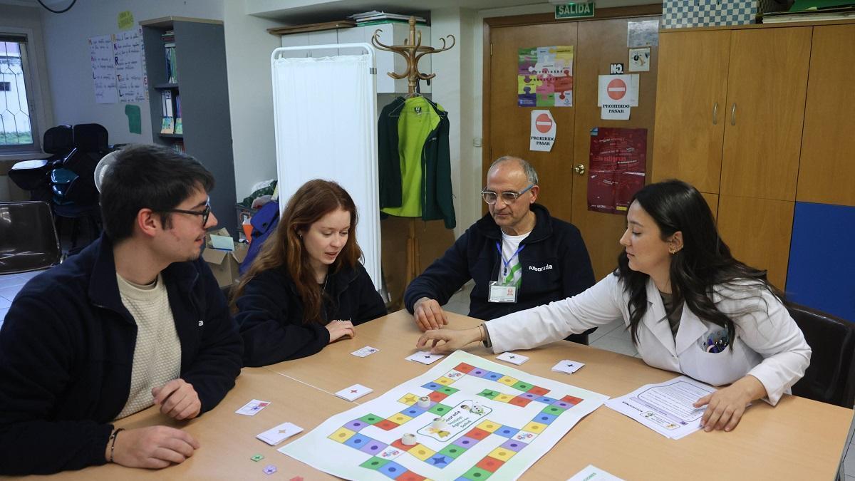De izquierda a derecha, Óscar Domínguez, Andrea Venn, Xulio Fernández y Carla Gómez, de Alborada, jugando al trivial premiado.