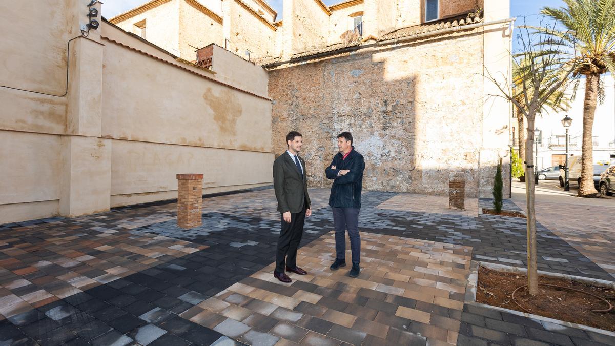 El alcalde y el presidente de la Junta de Distrito de Beniopa, en el remodelado espacio