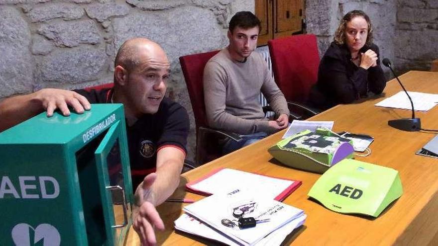 El jefe de Bomberos y ediles de Deportes y Sanidad de Ponteareas.