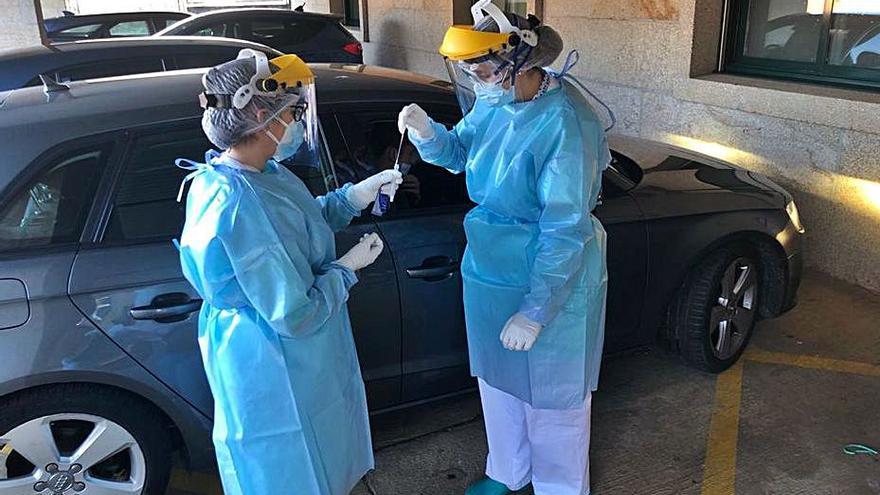 Personal del centro de salud realizando un test de antígenos.   | // C.E. 