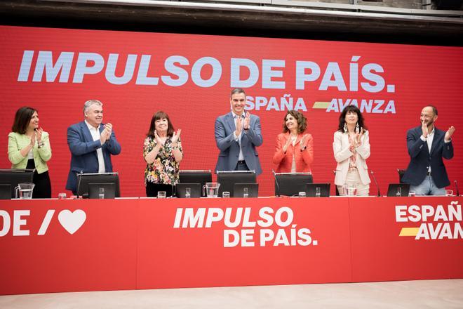 El presidente del Gobierno y secretario general del PSOE, Pedro Sánchez, esta mañana durante la ejecutiva del partido junto a parte de la dirección socialista.