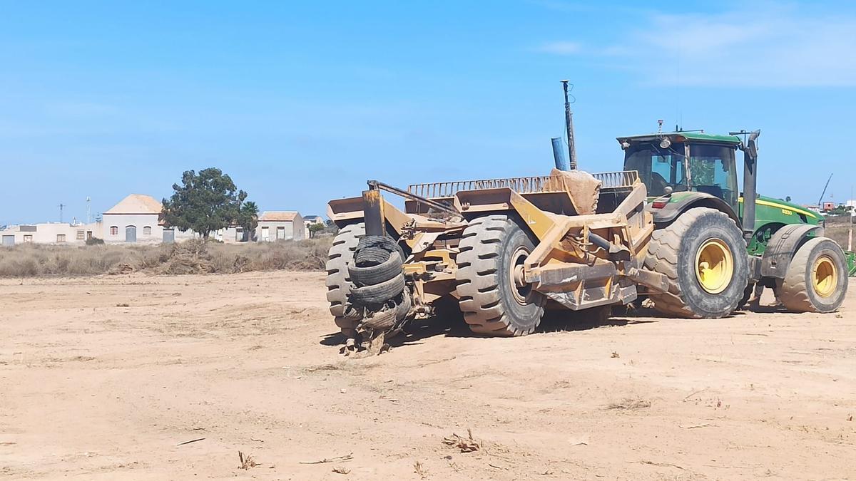 Maquinaria pesada de desbroce. Al fondo la casa tridicional de la finca de secano de La Hoya, situada en el centro del sector