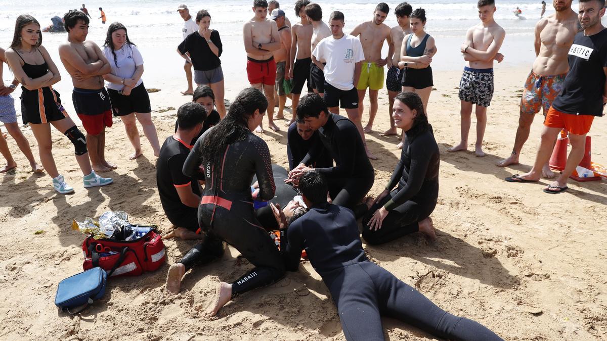 Voluntarios de Protección Civil Val Miñor, en una práctica de rescate del curso de socorrista que realizaron recientemente.