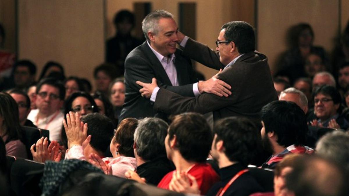 Àngel Ros y Pere Navaroo se felicitan durante el congreso del PSC.