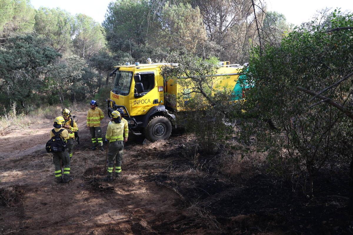 El Infoca trabaja en la extinción del incendio de Las Jaras en la sierra de Córdoba