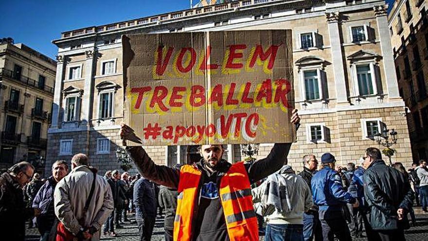 La protesta pacífica va arribar fins a la plaça de Sant Jaume