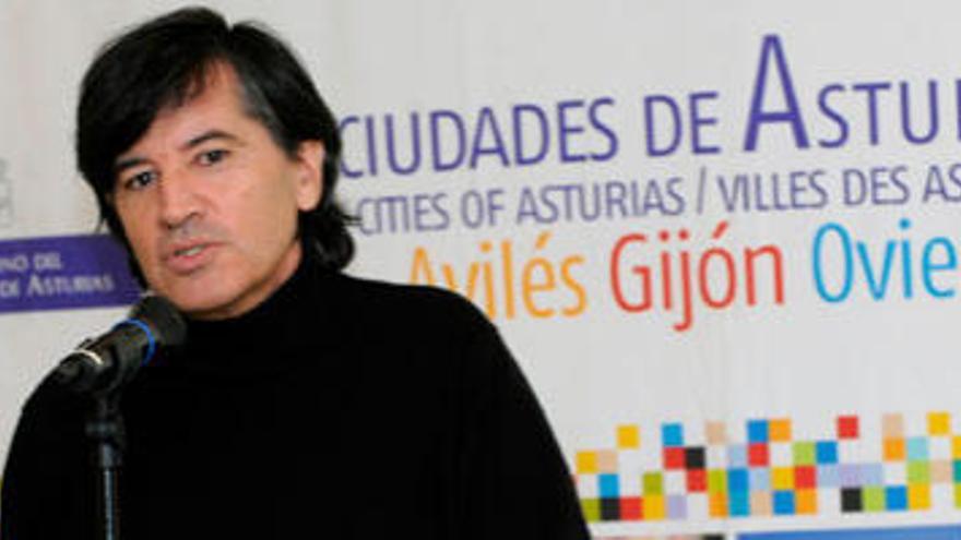 Carlos López-Otín durante el acto de entrega.