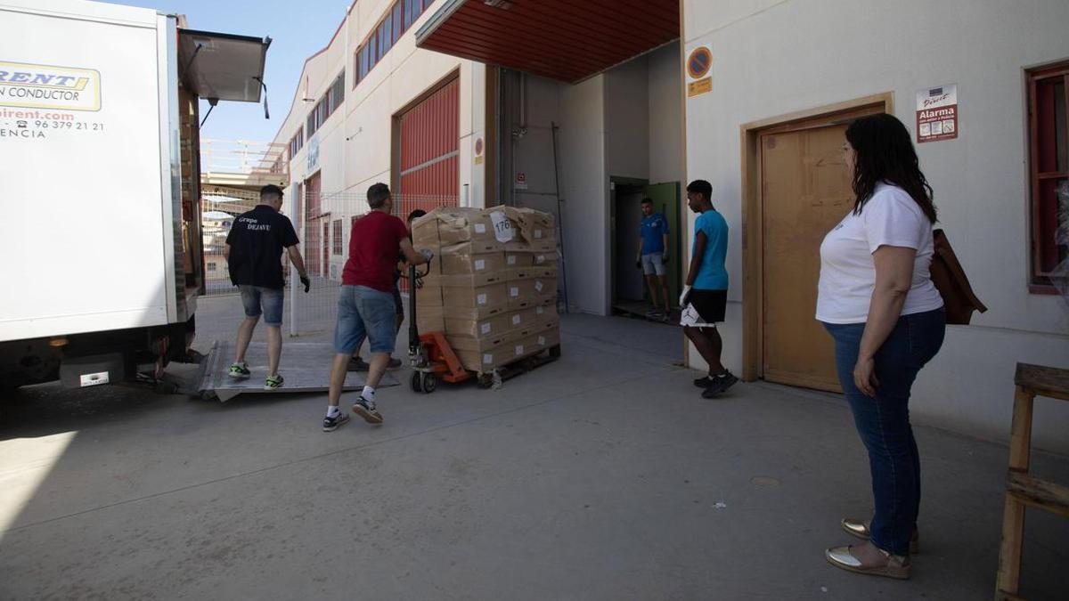 Traslado del archivo industrial a la nave alquilada hace poco más de dos años.