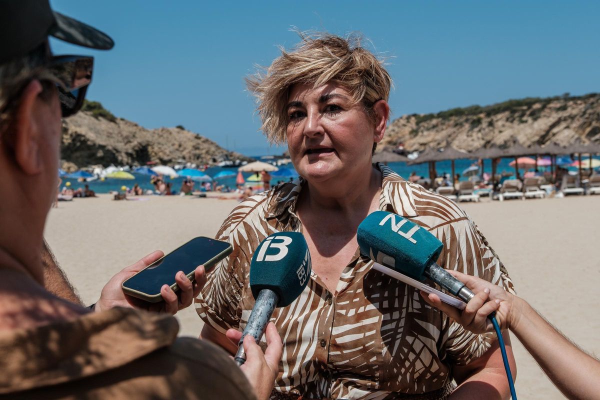 La concejala de Playas, Felicia Bocú, atiende a la prensa en Cala Vedella.