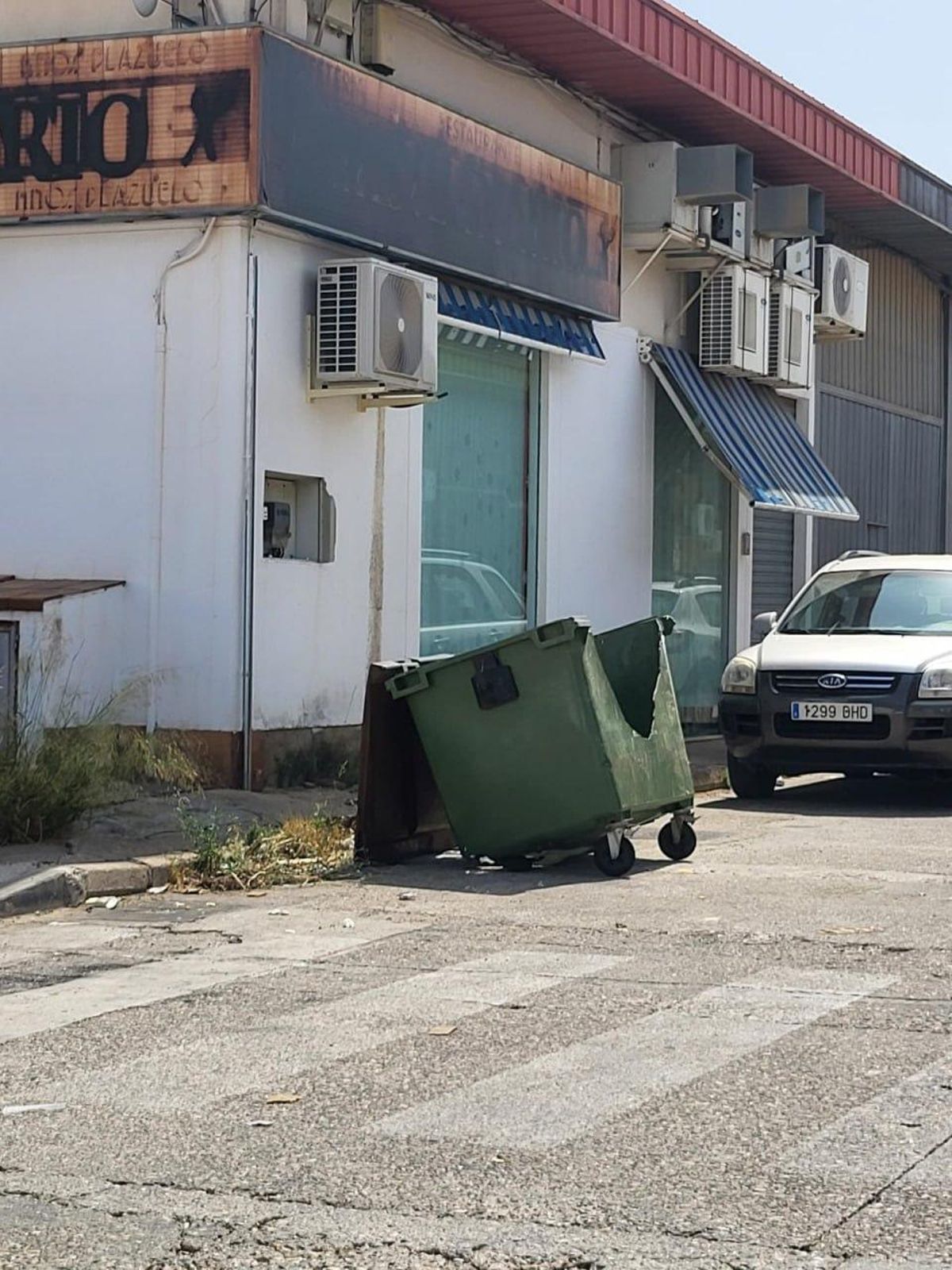Estado de un contenedor de basura en uno de los polígonos de la ciudad.