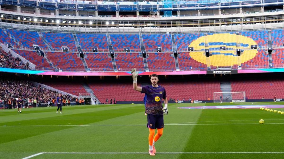 Joan García durant l'escalfament del parit d'avui