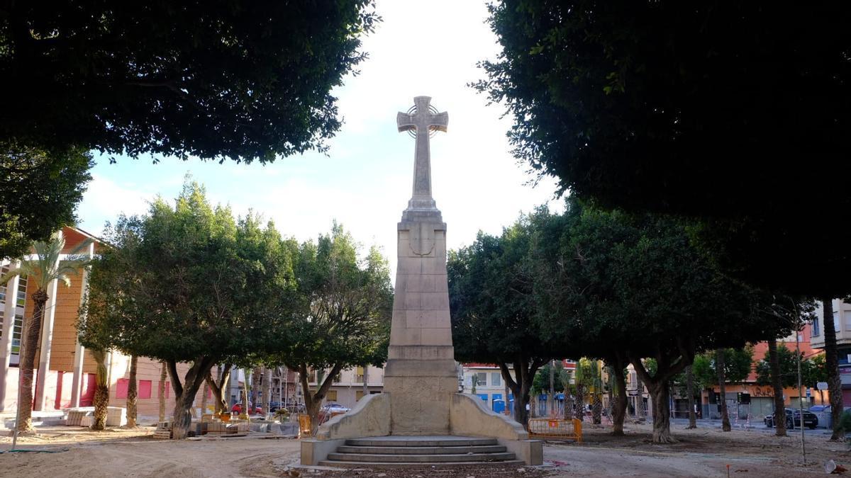 La Cruz de los Caídos en pie, con la plaza en obras