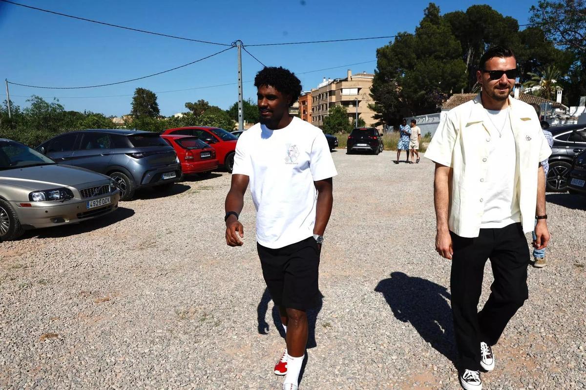 Thierry y Dimitrievski, a la salida de la comida