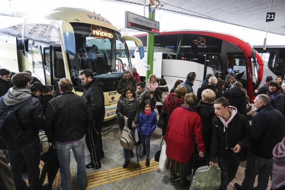 Colas en la estación de Oviedo para coger los autobuses a Madrid una vez se restableció el tráfico