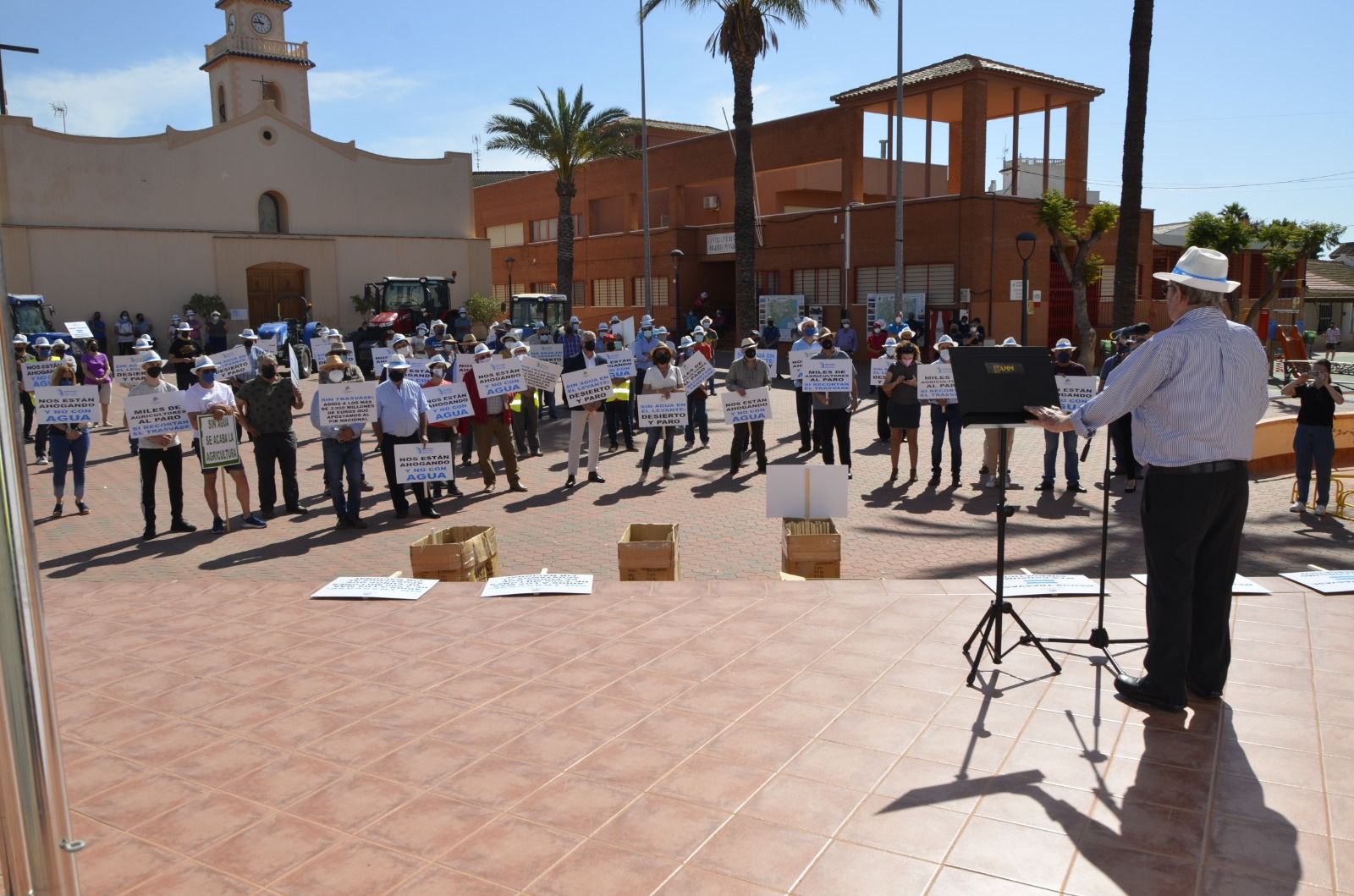 Concentración de regantes y vecinos en Los Montesinos.