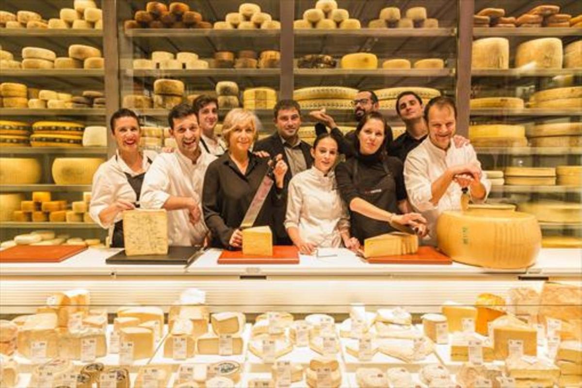El equipo de Vilaviniteca y sus neveras de quesos, en L'Illa Diagonal.