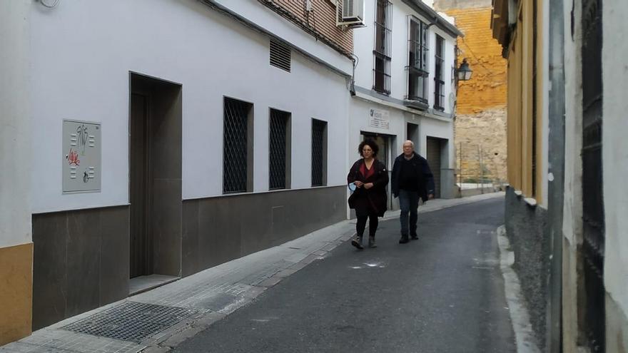 Un local convertido en vivienda en una calle del casco histórico de Córdoba.