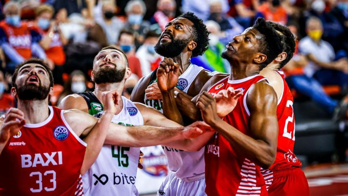 Maye i Sima, en una acció del partit que el Baxi va guanyar contra el Darüssafaka turc | FIBA EUROPE