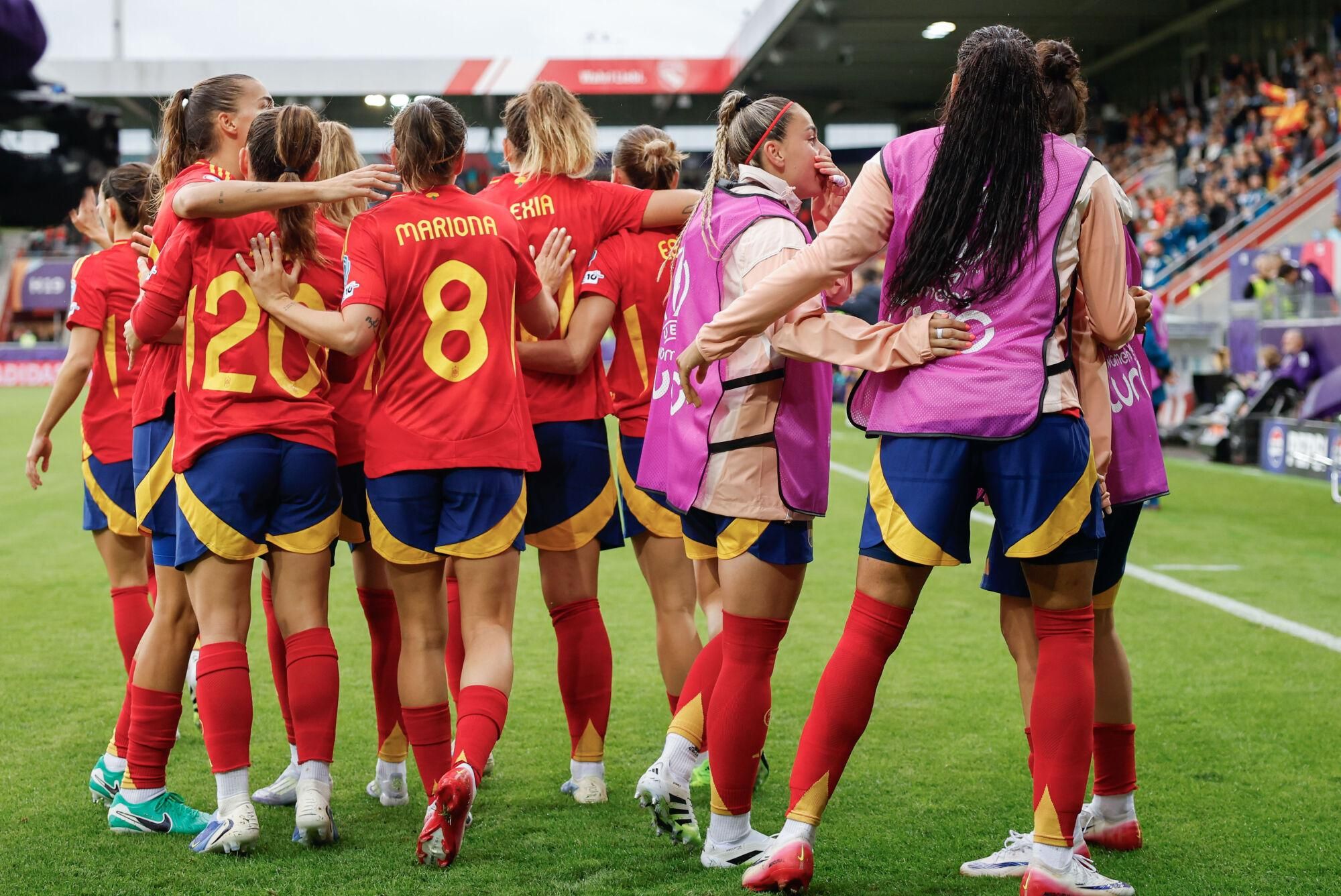 THUN (SUIZA), 07/07/2025.- Las jugadoras de la selección de España celebran el 3-2 durante el partido de la segunda jornada de la fase de grupos de la Eurocopa 2025 entre la selección de España y la selección de Bélgica, este lunes en el Stockhorn Arena en Thun, Suiza. EFE/ Ana Escobar