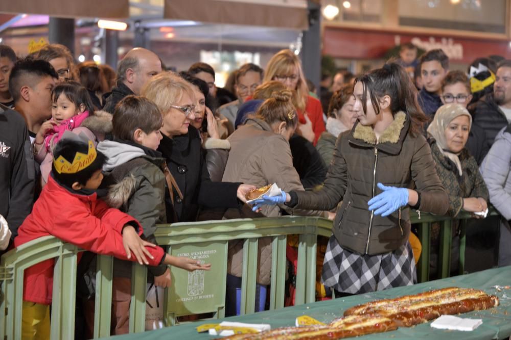 Roscón para todos en la Plaza del Ayuntamiento de Cartagena