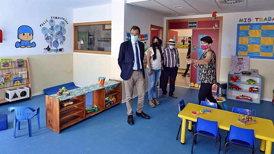 El alcalde de Murcia, José Ballesta, en una de las escuelas infantiles del municipio.