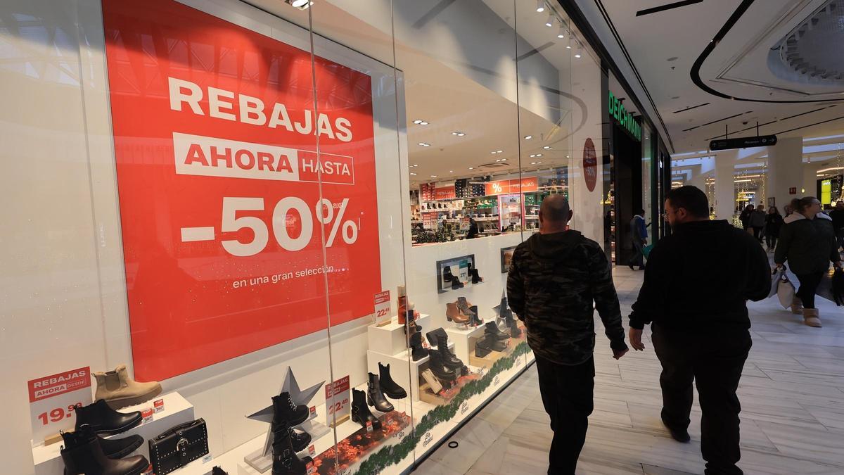 El escaparate muestra un comercio ya con rebajas en Castelló.