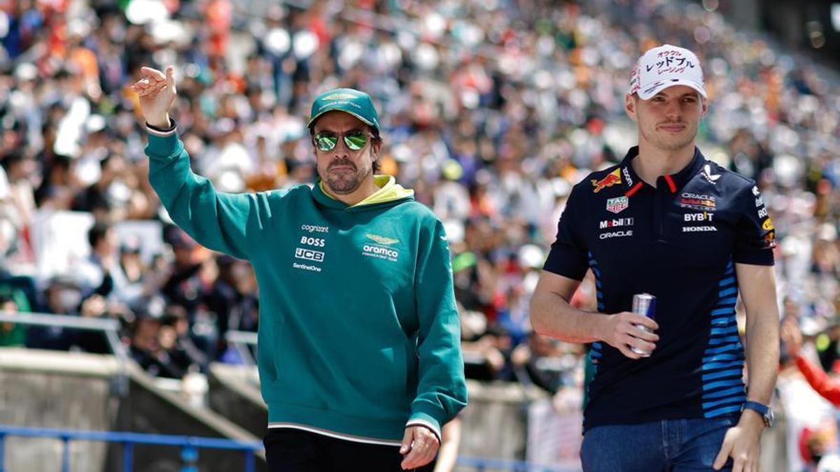 El piloto español Fernando Alonso (Aston Martin), junto a Max Verstappen (Red Bull).
