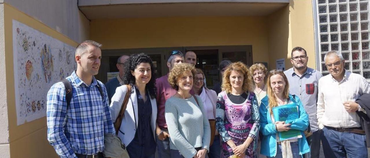 Los integrantes de la reunión de ayer, satisfechos, frente al instituto.