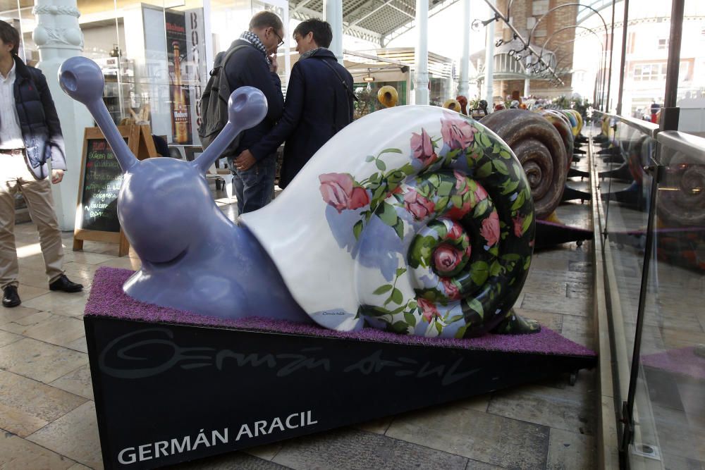 Exposición de caracoles gigantes en el mercado de Colón