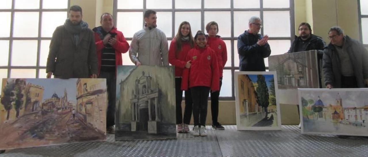 Los galardonados con los representantes de la comisión.