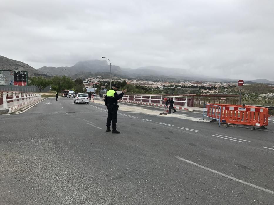 Un autobús urbano provoca un derrame de aceite en La Torreta de Elda