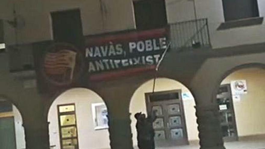 Absolen de furt un grup que va arrencar un cartell antifeixista a Navàs